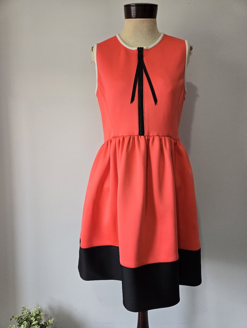 Kate Spade New York "Dive Right In" Coral Scuba Dress. Size 8